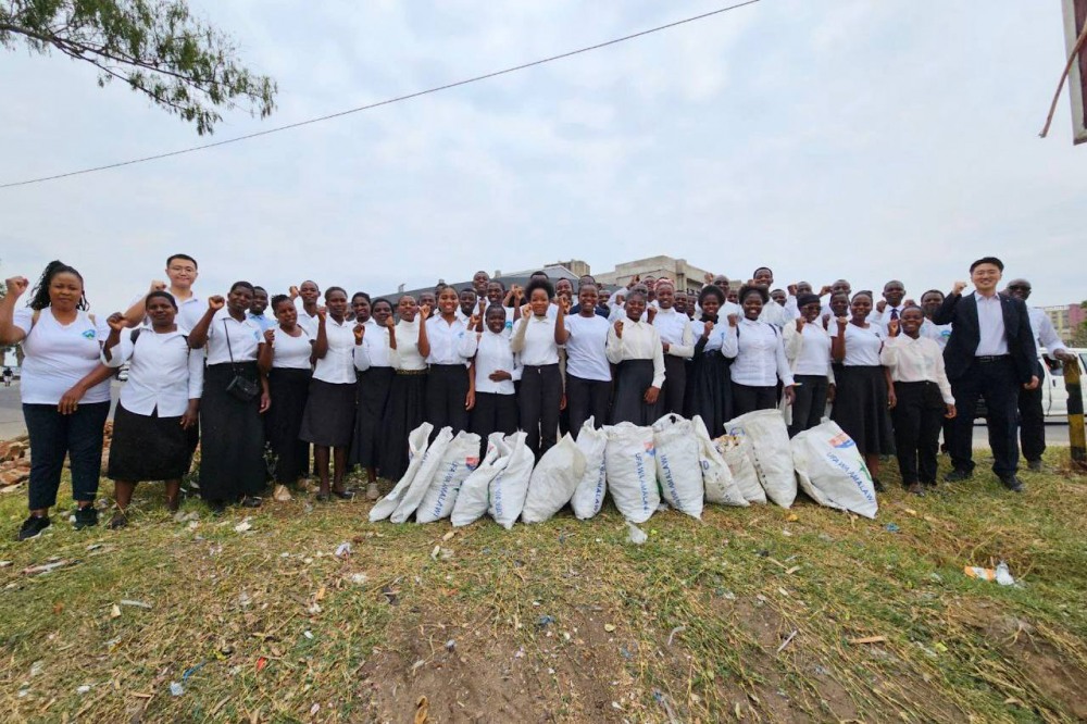 신천지예수교 말라위지역 성도들이 지난 8일 음비야니 거리를 청소하고 난 후 함께 모여있다.(신천지 말라위지역 제공)