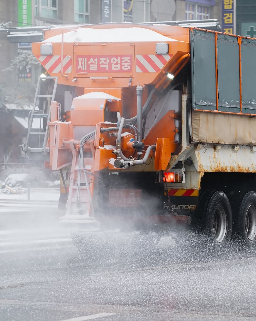 성남시내 제설 작업 중인 차량