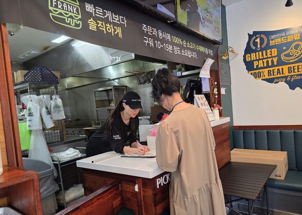 햄버거 판매점에서 영업자와 종업원의 건강진단 실시 여부를 점검