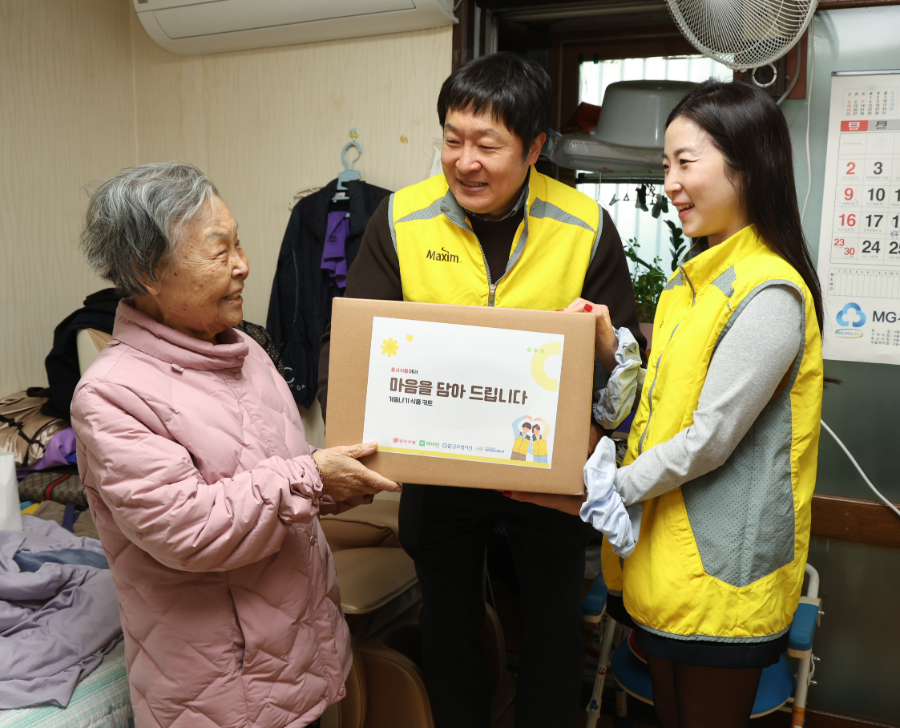 동서식품이 지난 17일 서울시 강서구 가양7종합사회복지관에서 독거어르신을 위한 생활지원 봉사활동을 진행했다.