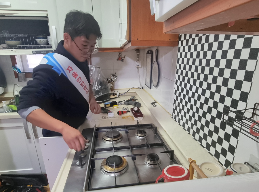 삼천리 직원이 취약계층에 가스타이머콕을 설치하고 있다.