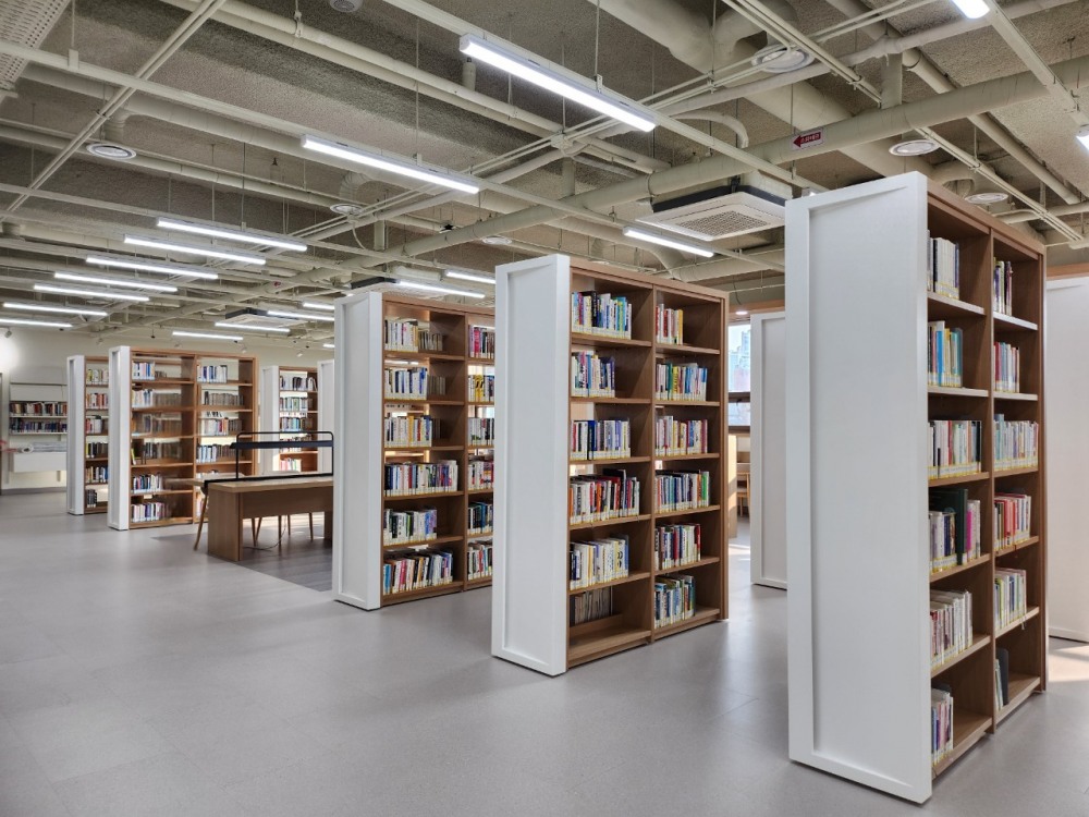 구성도서관 서가
