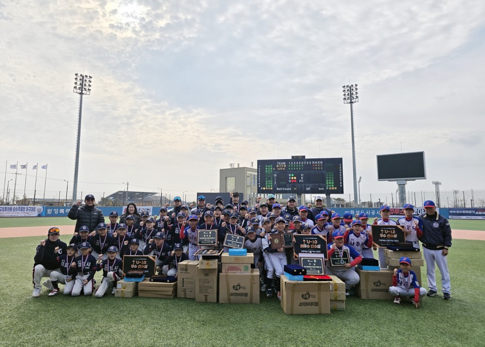 ▲ 23일 열린 ‘제1회 교원투어배 순수주말반 전국리틀야구대회’ 시상식에서 교원투어·한국리틀야구연맹 관계자와 참가 선수들이 기념촬영을 하고 있다.