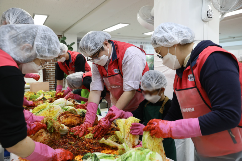 다이닝브랜즈그룹, 임직원과 함께 ‘사랑의 김장 나눔’ 봉사활동