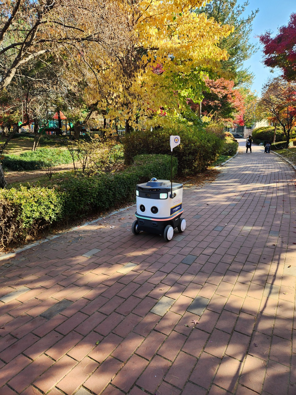 야탑동 상희공원을 순찰 중인 스마트 순찰로봇