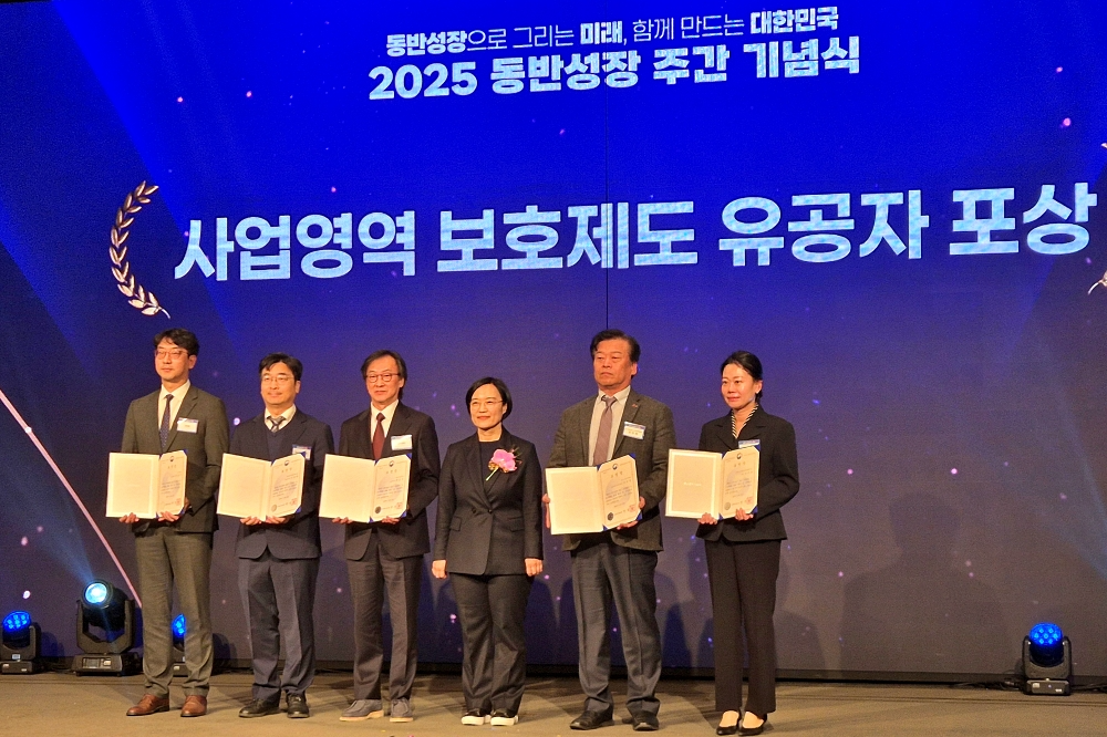 25일 ‘2025 동반성장 주간 기념식’ 사업영역 보호제도 유공자 시상식 현장. 한성숙 중소벤처기업부 장관(왼쪽 네 번째)과 장관 표창을 수상한 (주)하림 유영삼 기획조정실장(왼쪽 첫 번째) 등 수상자들이 기념촬영을 하고 있다.