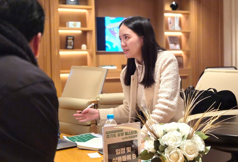 11월25일 신세계남산에서 열린 경기도 중소셀러 판매컨설팅에서 G마켓 MD가 무료 상담을 진행하고 있다.