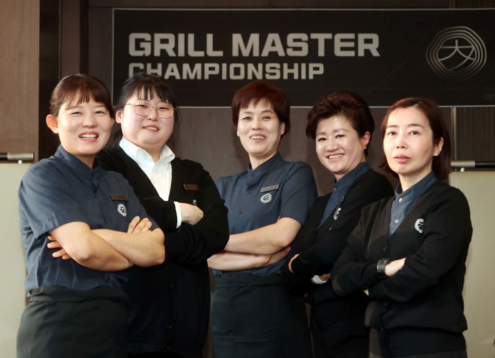 2025 하반기 창고43 ‘그릴 마스터십’에서 TOP 5로 선정된 직원들이 결선 현장에서 기념 촬영을 하고 있다.