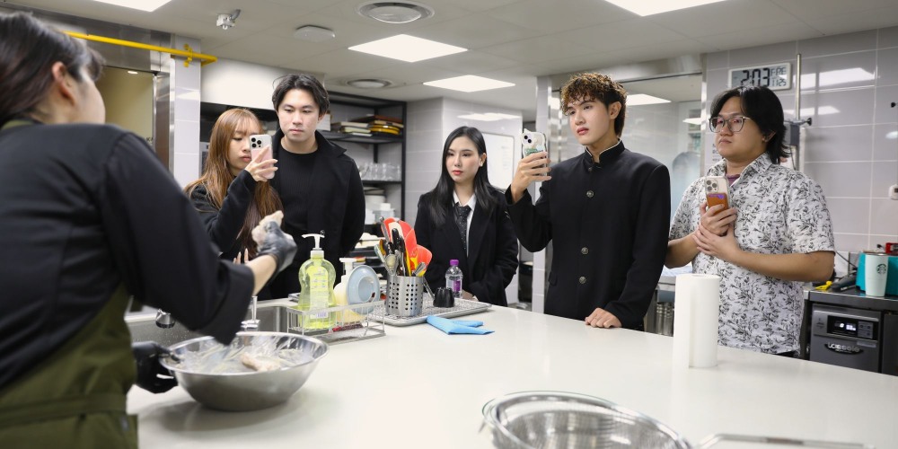 다이닝브랜즈그룹 R&D센터에서 해외 고객들이 뿌링클 시연을 구경하고 있다.