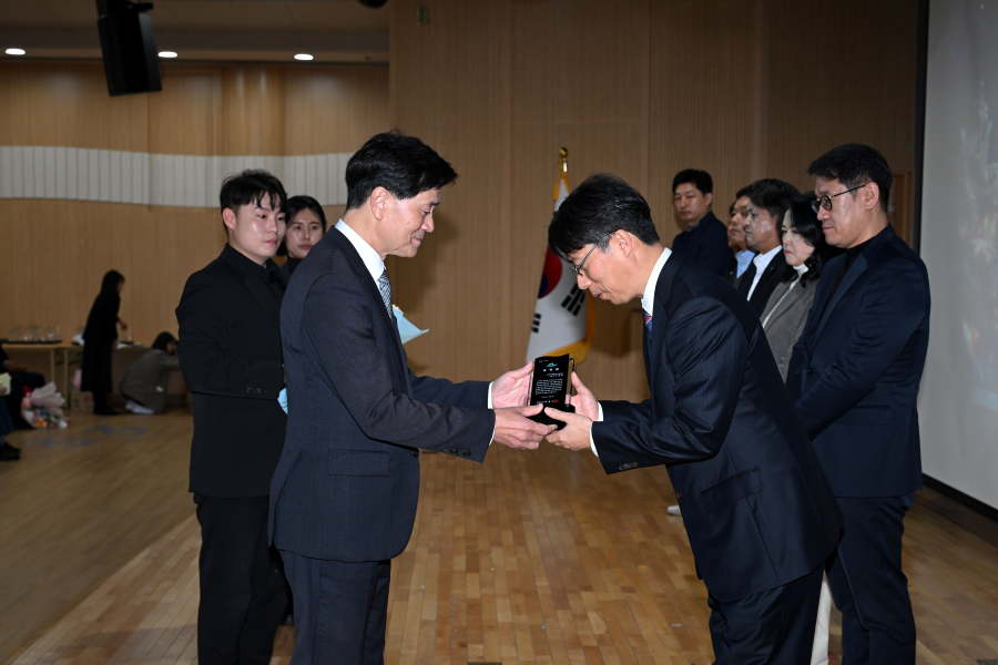 풀무원샘물, 밀양시 지역사회 공헌 공로로 ‘밀양시 우수기업 표창장’ 수상