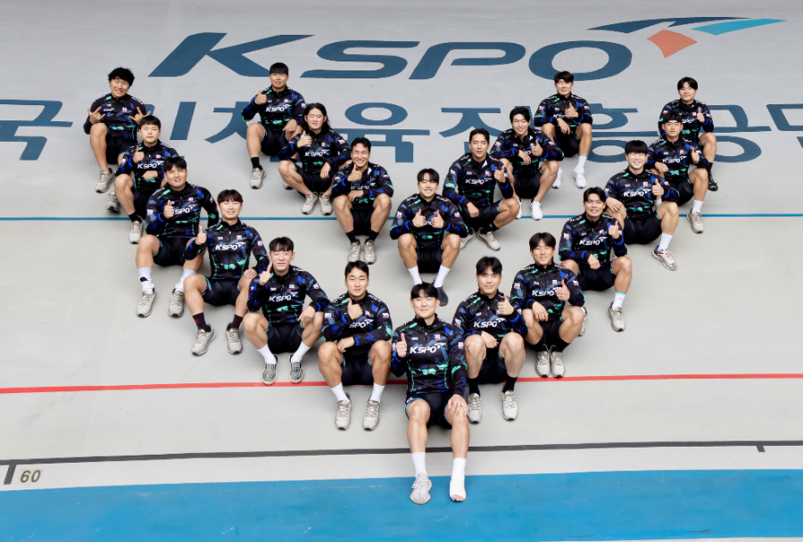 30기 경륜후보생들이 경륜훈련원 트랙에서 기념사진을 촬영하고 있다.