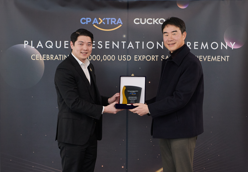 쿠쿠 구본학 대표(우)가 CP 엑스트라 타닛 치라바논 대표(좌)에게 감사패를 전달했다