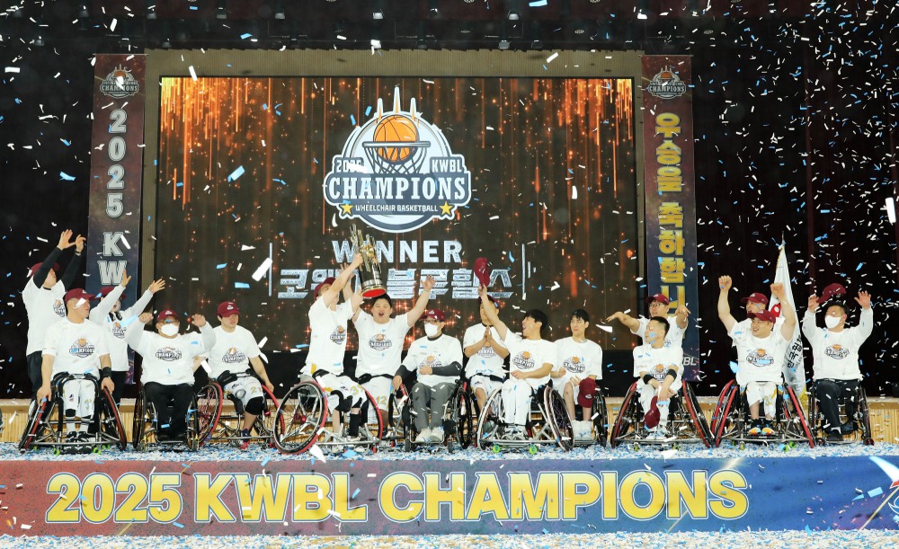 코웨이 블루휠스 휠체어농구단이 ‘2025 KWBL 휠체어농구리그’ 시상식에서 우승컵을 들어올리며 기념사진을 촬영하고 있다.