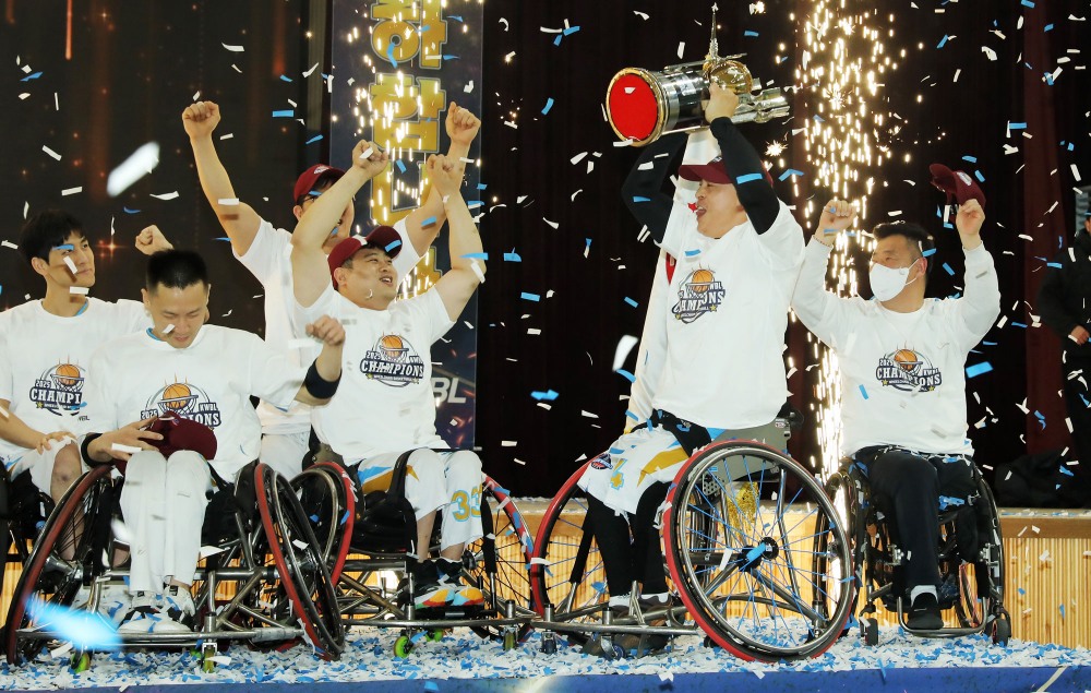 코웨이 블루휠스 선수들이 우승컵을 들어올리며 기뻐하고 있다.