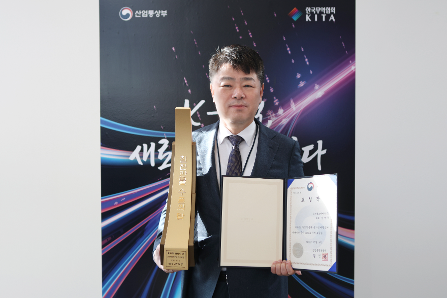 (지난 4일 서울 삼성동 코엑스에서 열린 ‘제62회 무역의 날 기념식’에서 김남중 코스맥스엔비티 대표가 수출의 탑 수상 기념사진을 촬영하고 있다.)