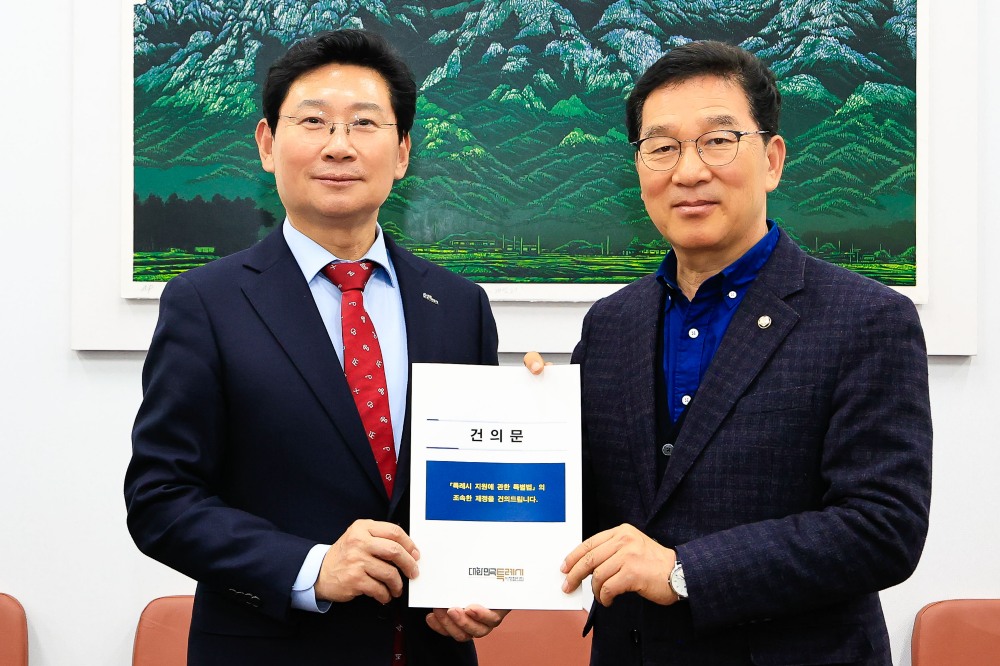 이상일 용인특례시장(왼쪽)-국회 행안위 신정훈 위원장 (용인시 제공)