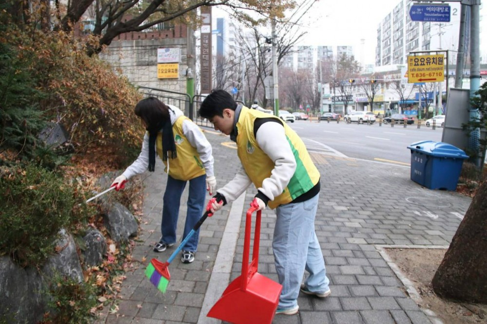 신천지자원봉사단 동작지부(지부장 곽종렬·이하 동작지부) 거리 청소 봉사자들이 지난 10일 동작구 신대방동 일대에서 봉사를 하고 있다. (신천지자원봉사단 동작지부 제공)