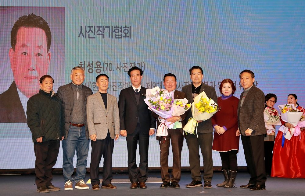 11일 전주 그랜드힐스턴호텔에서 열린 ‘제29회 전북예총하림예술상’ 시상식에서 수상자들과 관계자들이 기념촬영을 하고 있다.