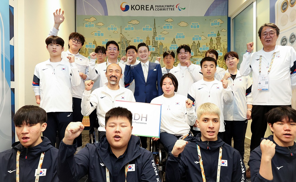 배동현 이사장이 격려금을 전달한 후 대한민국 선수단과 함께 기념사진을 촬영하고 있다.