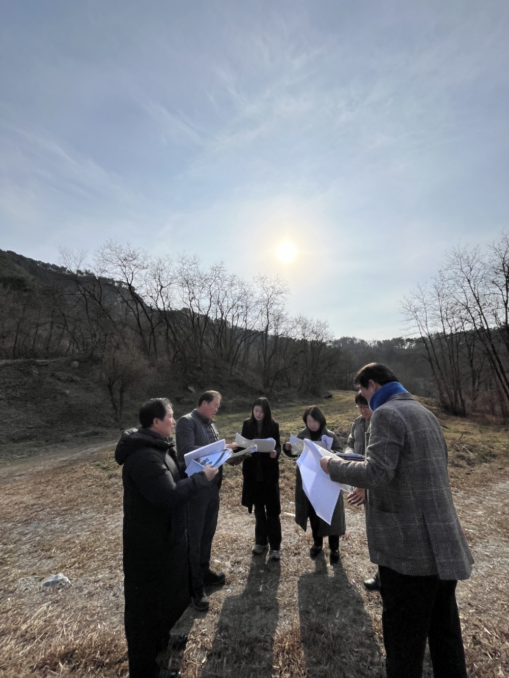 고용산 숲속 야영장 조성 예정 현장 방문지를 찾은 문화복지환경위원회 의원들 (아산시의회 제공)