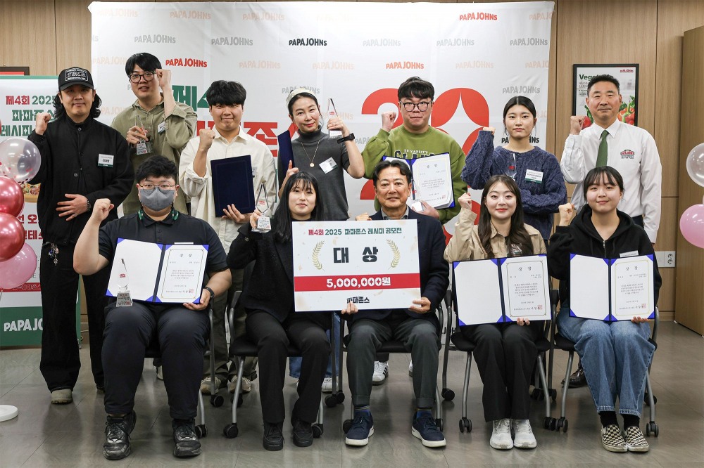 (사진설명) 지난 12월 11일(목) 한국파파존스 피자 교육실에서 열린 ‘2025 피자 레시피 공모전’ 본선 참가자와 한국파파존스 서창우 회장(앞줄 왼쪽 세 번째), 전중구 사장(뒷줄 오른쪽 첫 번째)이 기념 촬영을 하고 있다.