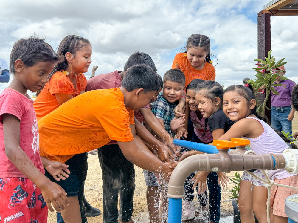 브라질 아마존 원주민 어린이들이 국제위러브유가 설치한 물펌프에서 나오는 깨끗한 물로 손을 씻으며 기뻐하고 있다.