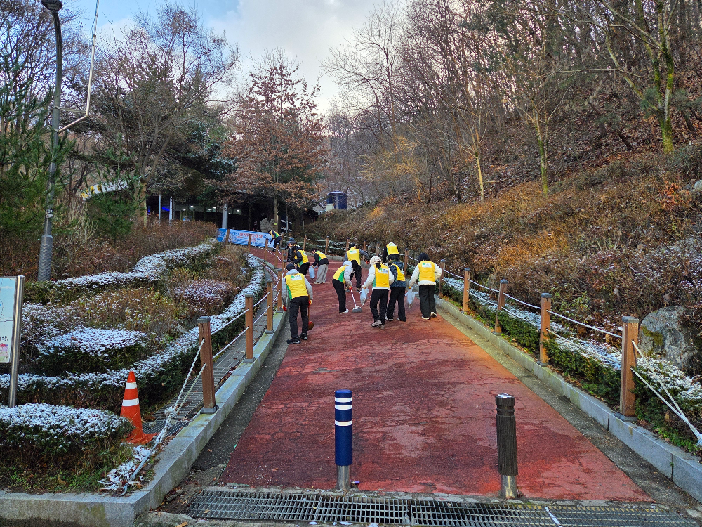 지난 14일 신천지자원봉사단 광명지부가 도덕산 인근 쓰레기를 수거하고 있는 모습.(신천지자원봉사단 광명지부 제공)