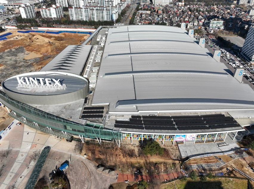 킨텍스 제1전시장 옥상에 설치된 태양광 발전시설 (고양특례시 제공)