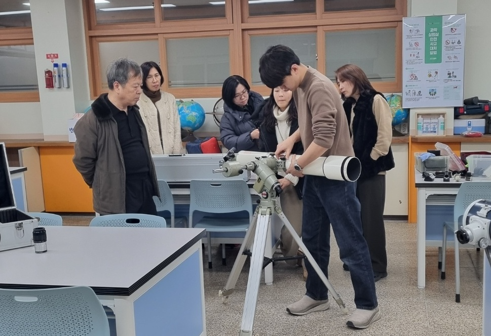 찾아가는 천체관측 멘토링 (경기도교육청미래과학교육원 제공)