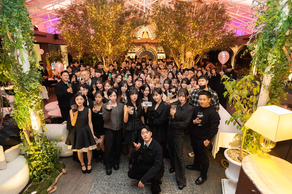 ‘THE GREAT AG’ 연말 파티에 참석한 AG-ENT 소속 크리에이터와 임직원들의 단체 모습
