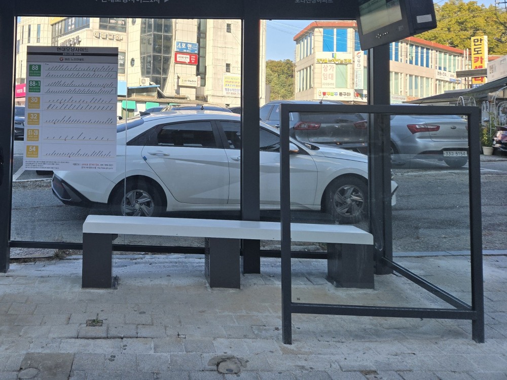 버스승차대 13곳에 온열 의자 설치 (용인특례시 제공)