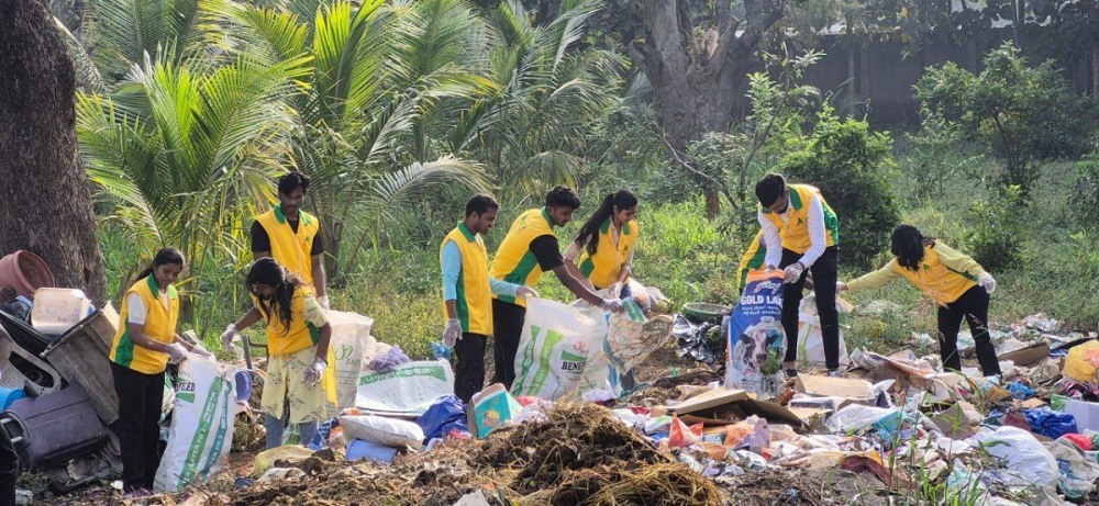 신천지 부산야고보지파 인도 벵갈루루교회의 116기 수료생과 성도들이 수료기념 특별 봉사로 쓰레기가 가득한 지역 보육원 주변을 치우고 있다. (사진 제공: 신천지예수교회)