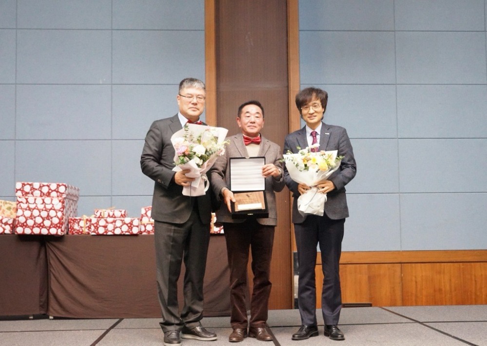 ▲ (왼쪽부터) ㈜아이스펙 박재현, 한순갑 공동대표, 월드비전 경남울산사업본부 박종구 본부장이 위촉식 이후 기념사진을 남기는 모습. (사진 제공=월드비전)