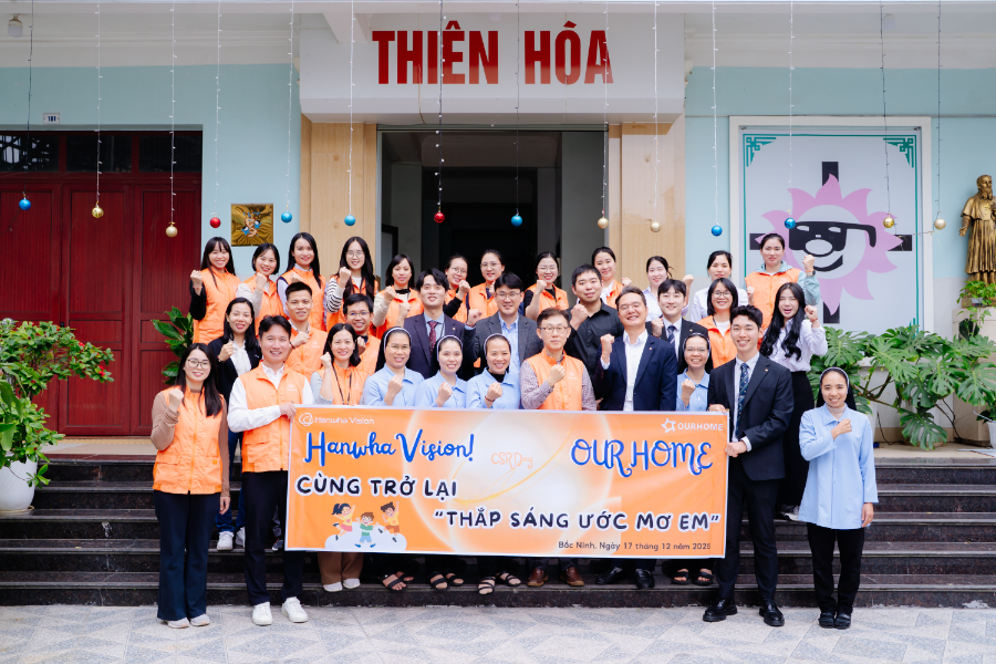 황성재 한화비전 베트남 법인장(앞줄 왼쪽에서 일곱번째)과 이상복 아워홈 베트남 법인장(앞줄 왼쪽에서 여덟번째) 등 현지 임직원들과 티엔 호아 수녀들이 사회공헌 행사를 함께한 뒤 기념 촬영을 하고 있다.