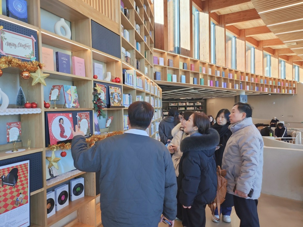 아중호수도서관에서 관계자에게 설명을 듣고있는 천철호 의원 및 아산시 시립도서관 공무원