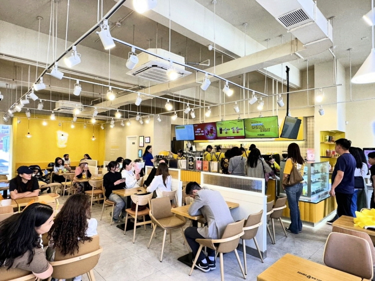 (▲메가MGC커피의 몽골 5호점 오픈식 당일 내부 전경)