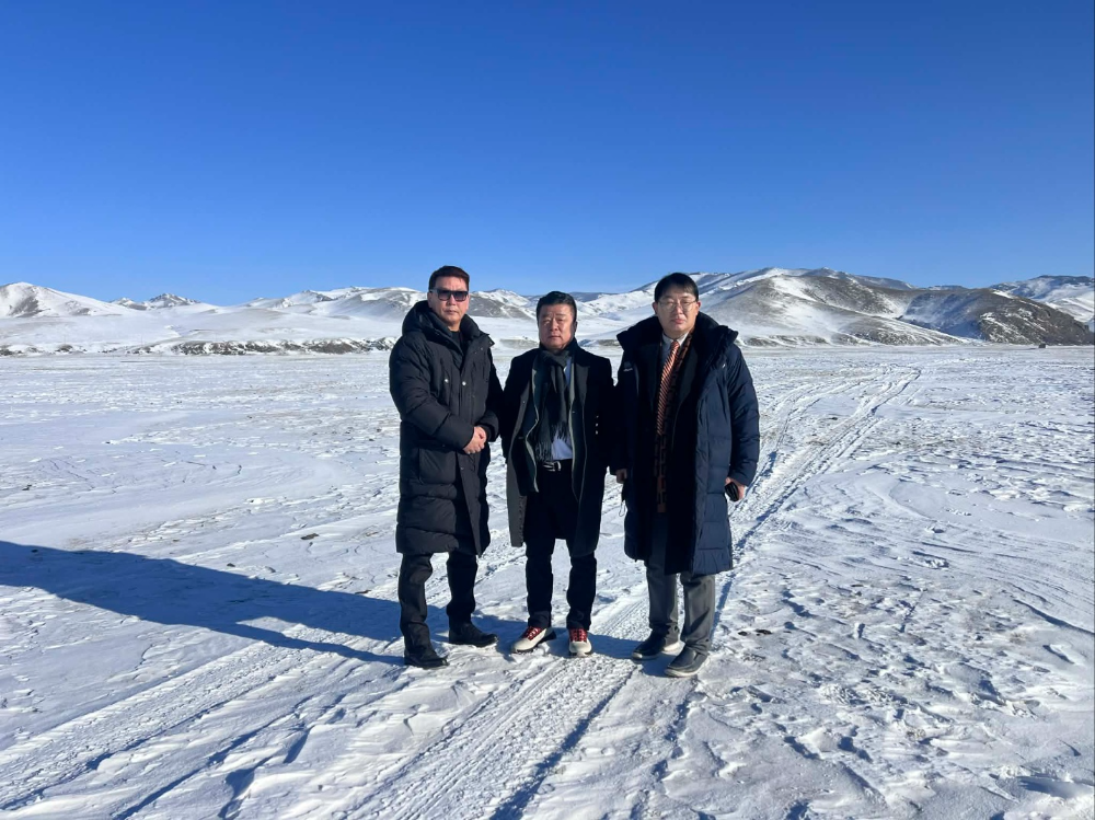 왼쪽부터 Luxwood사 대표 Dolgorsupen, 데이터시티위마켓 조일상 법인장, 데이터시티위마켓 장진우 대표 가 몽골 달락 스마트형 부지 앞에서 기념촬영을 하고 있다.