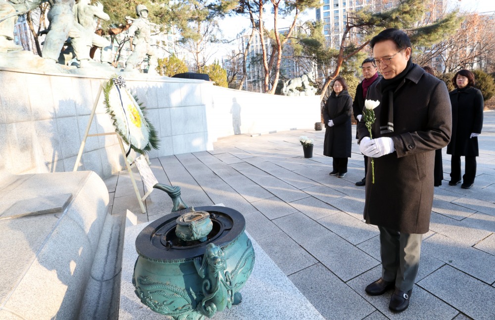 임태희 경기도교육감 안양시 현충탑 참배 (경기도 제공)