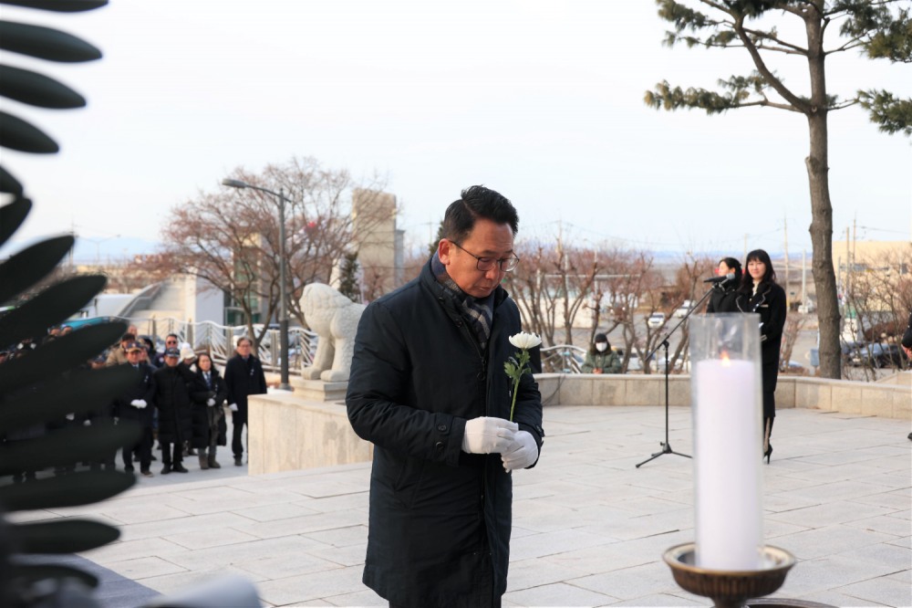 신년 현충탑 헌화하는 평택시의회 강정구 의장 (평택시의회 제공)