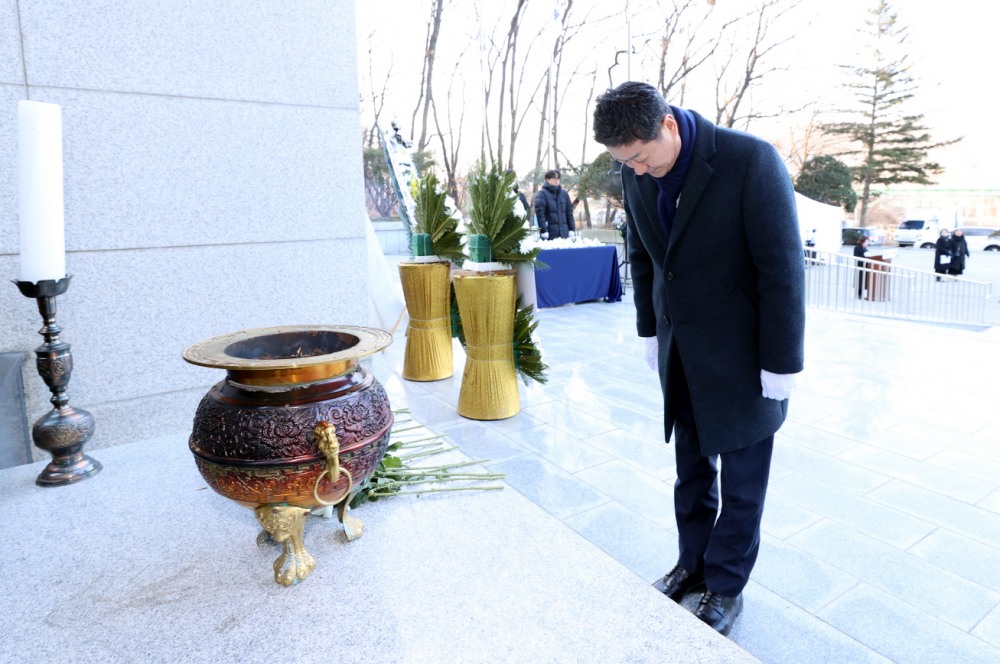 김진경 의장, 2026년 새해 맞아 현충탑 참배