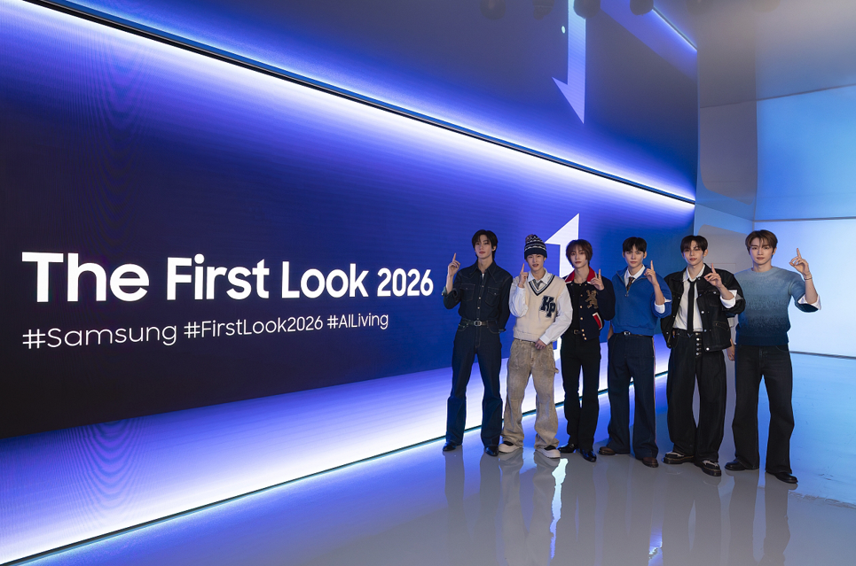 삼성전자가 6인조 K팝 아티스트 '라이즈(RIIZE)'와 함께 미국 라스베이거스에서 열리는 세계 최대 전자 전시회 CES 2026에서 AI 기술이 일상에 자연스럽게 스며드는 혁신 경험을 전 세계 고객에게 선보이는 모습.