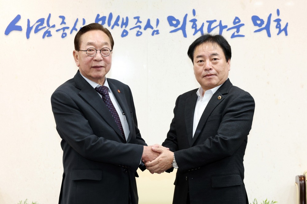 김진 광복회 상근부회장(왼쪽)-김동규 경기도의원(오른쪽) ( 경기도의회 제공)