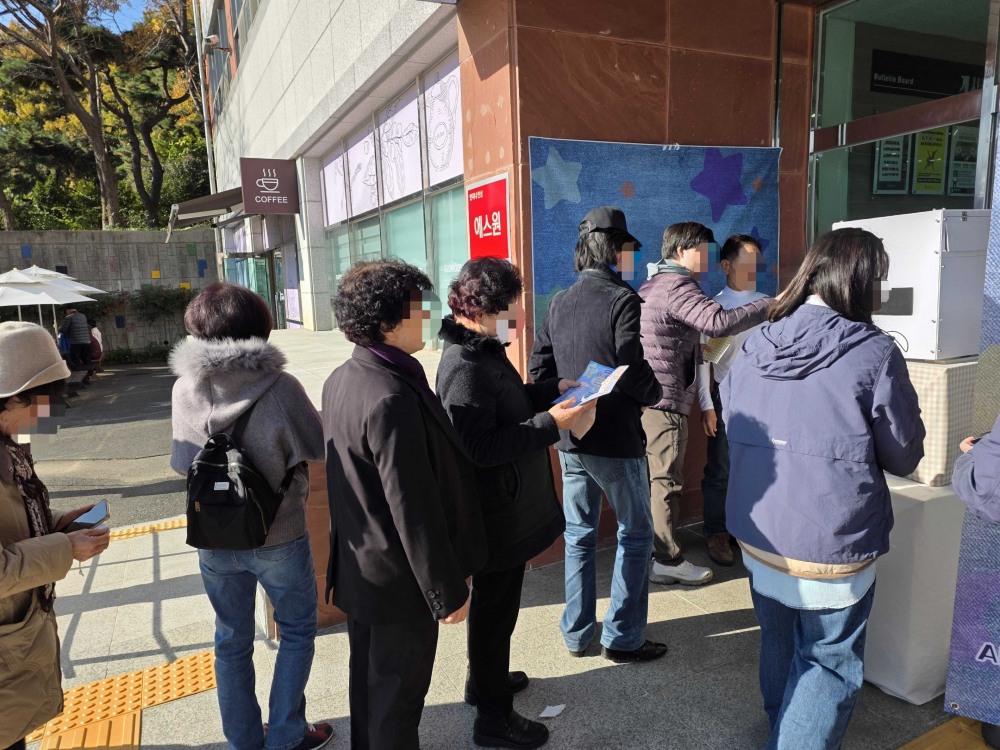 지난 20일 울산 문수실버복지관 축제 현장, 어르신들이 포토네모 부스에서 사진을 찍기 위해 줄을 서고 있다.