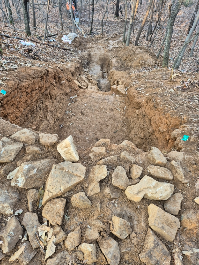 아산시에서 한성백제 시기에 축성된 것으로 추정되는 산성 (.아산시 제공)