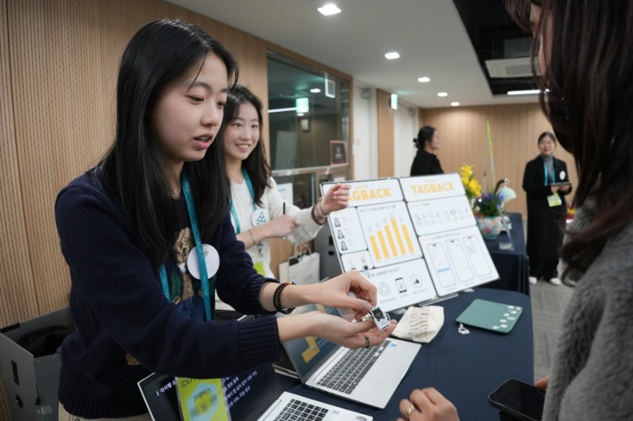 지난 10일 서울 마포구 프론트원에서 진행된 2025 JA Company of the Year 국내대회 결선에서 트레이드 페어가 진행되고 있다.