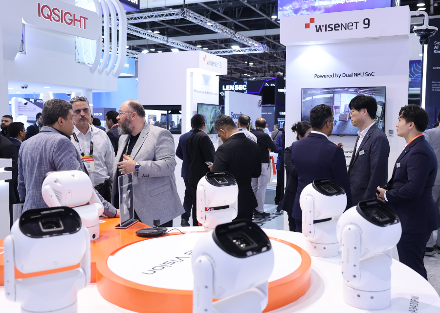 한화비전의 부스에 AI 러기다이즈드 PTZ 카메라가 전시되어 있다.