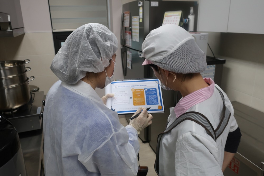 센터는 철저한 점검을 통해 공공급식의 안전을 지키고 있다