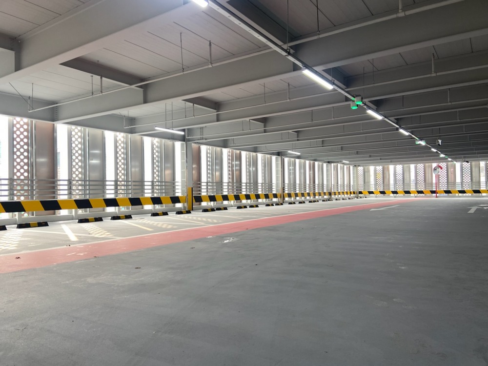 큰솔공원 내 96면의 공영주차장