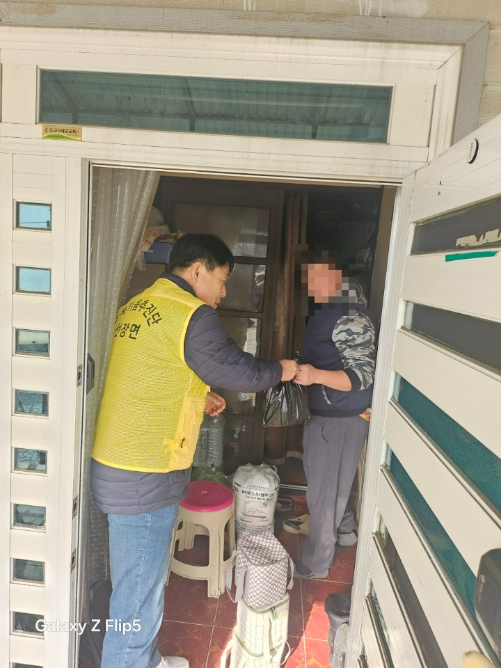 행복키움추진단 단장이 관내 취약계층에 반찬을 전달하고 있다 (아산시 제공)