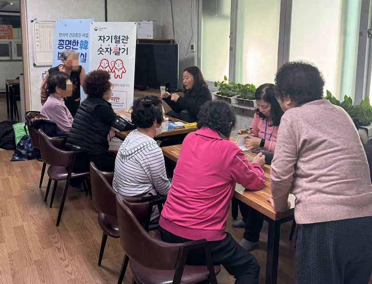 읍내4~6통 경로당 마을주민을 대상으로 사전 혈압·혈당수치를 측정하는 모습 (아산시 제공)